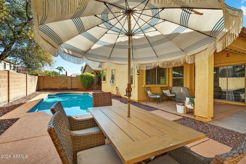 43-web-or-mls-42-E Washington Ct