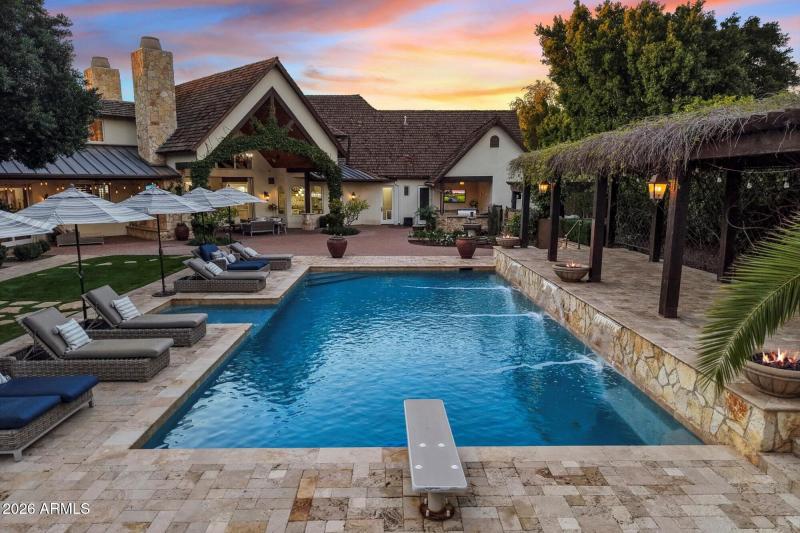 Stunning Diving Pool