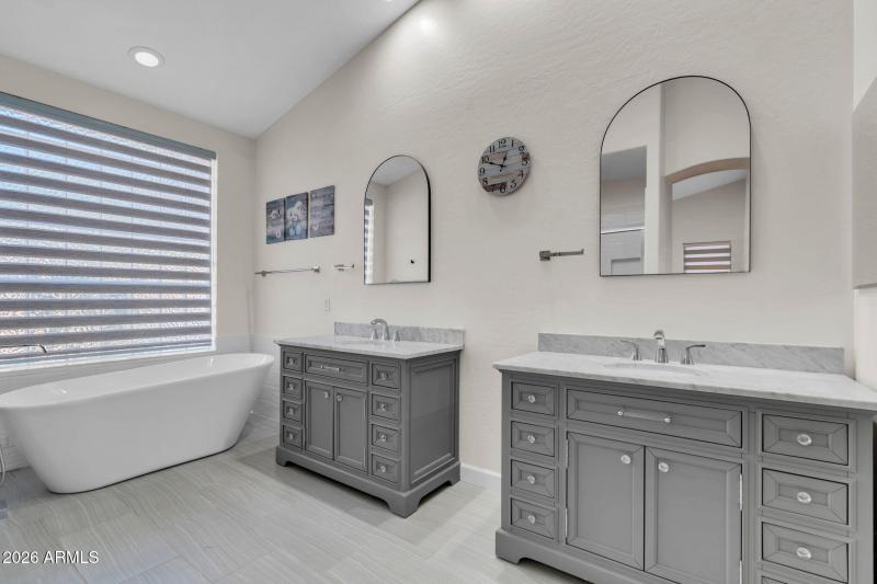 Freestanding soaking tub