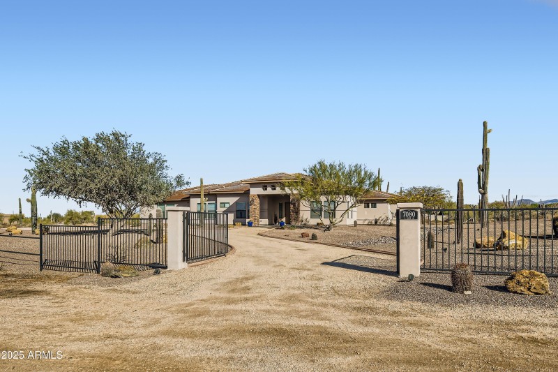 7080 E Mark Ln - MLS Sized - 002 - 03 Ex