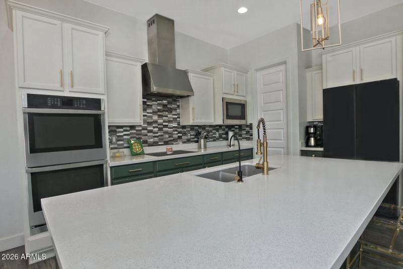 19134 Walnut Ct Kitchen