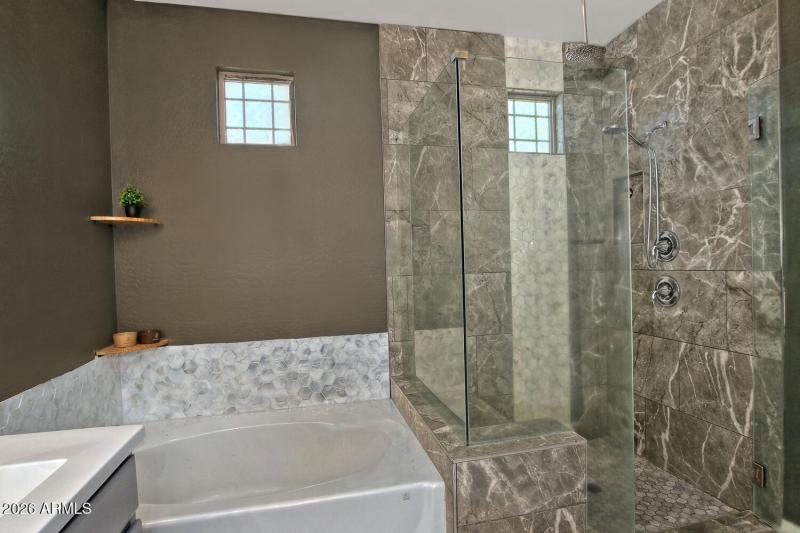 19134 Walnut Ct Primary Bathroom 2