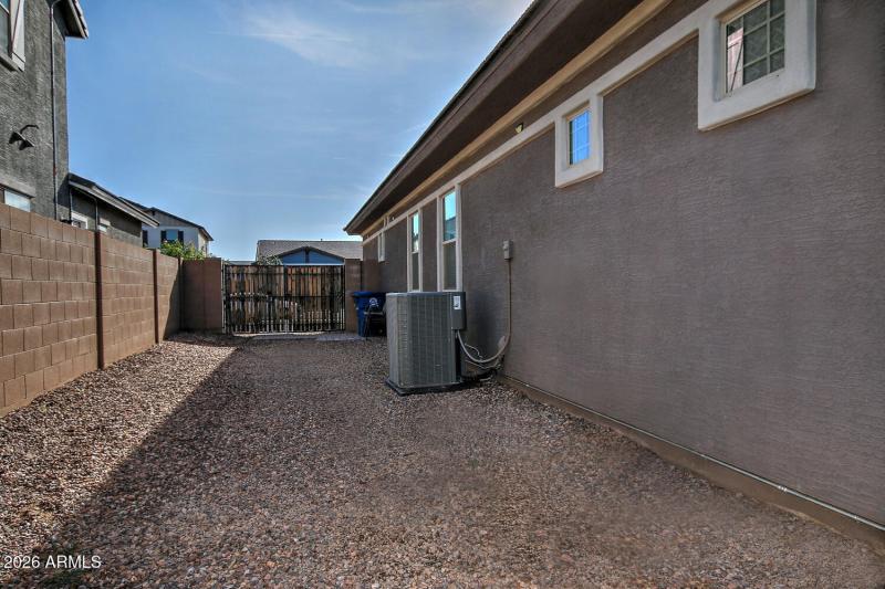 19134 Walnut Ct Side Yard