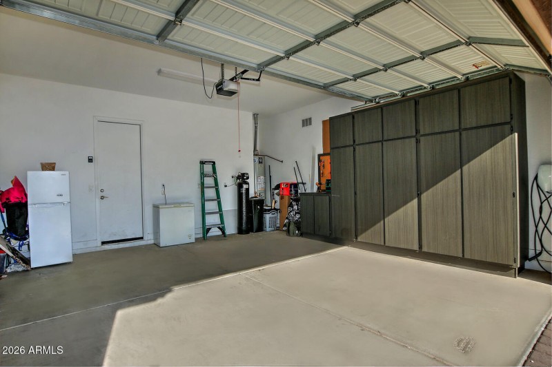 19134 Walnut Ct Garage Cabinets