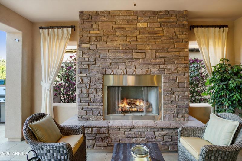 BEAUTIFUL GAS FIREPLACE