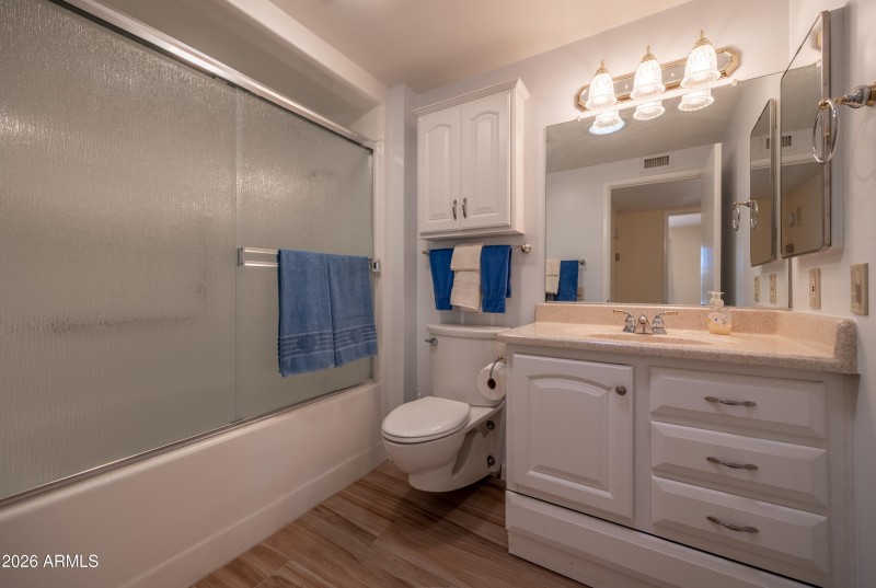 Second bath with tub