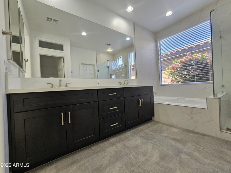 Master Vanity & Roman Tub