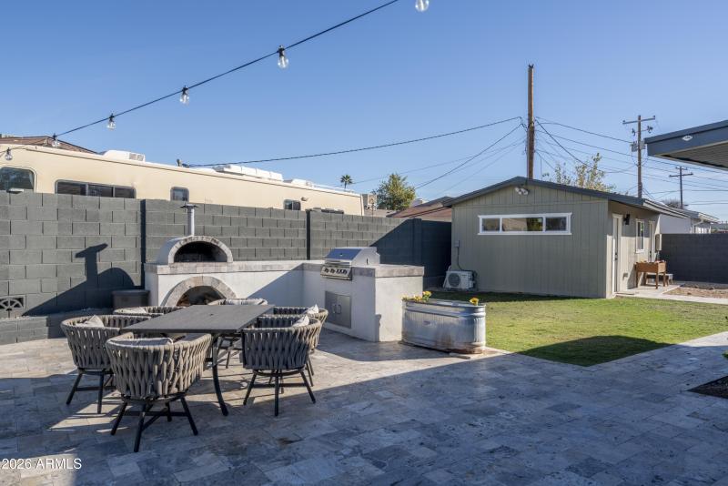 Built in BBQ and Pizza oven