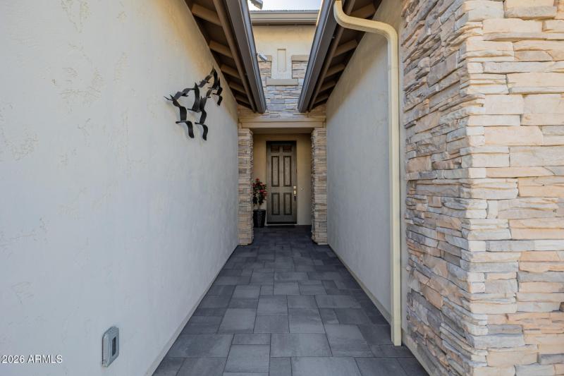 Front entry w/gain gutters