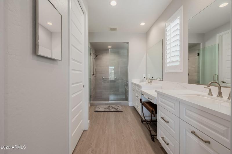 Primary bath w/dual vanity & makeuparea