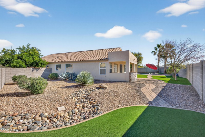 Huge Low Maintenace Backyard with Turf