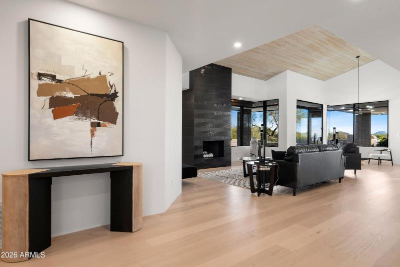 005_Chic Open Flowing Floor Plan