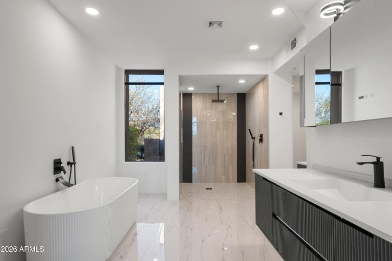 018_Primary Luxury Bath