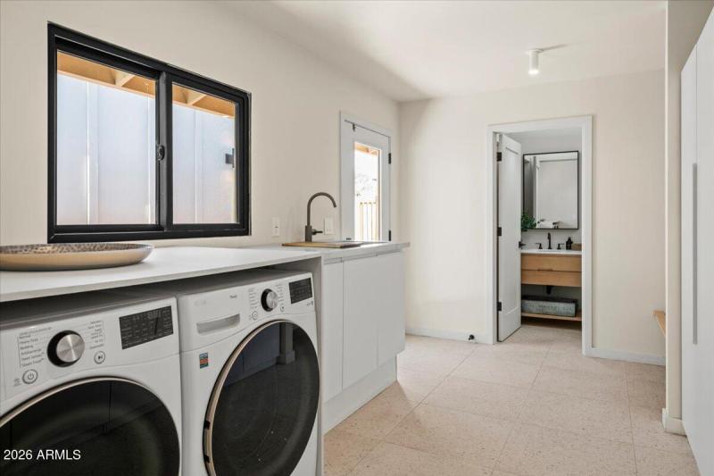 Laundry/Mud Room w Full Bath