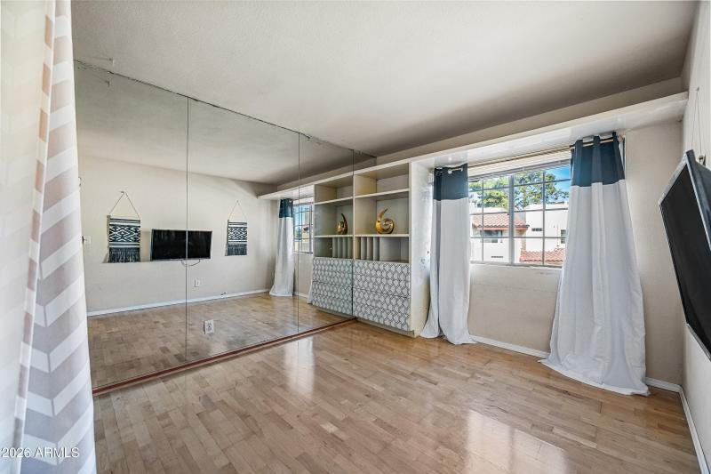 24-2020WUHD211-ocupix-