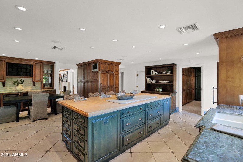 Kitchen & Large Island