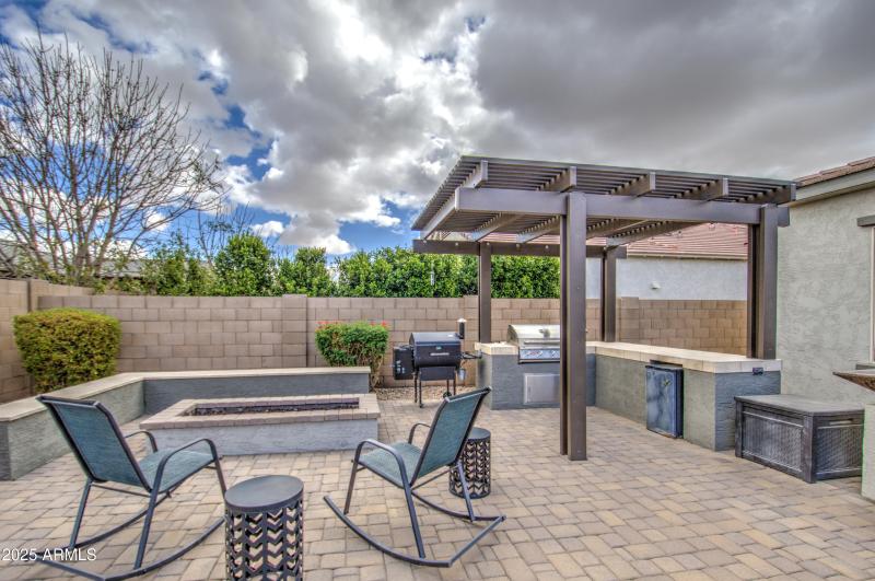 Firepit/Built-In BBQ