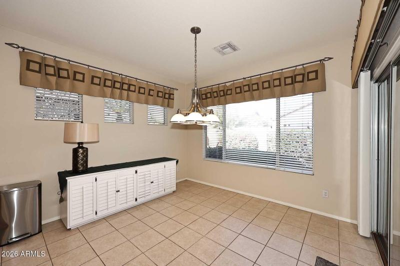 Cozy Eat-in Dining in Kitchen