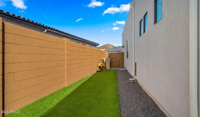 52-web-or-mls-Side yard1