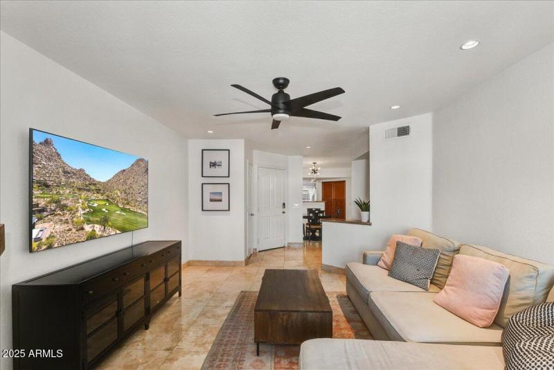 07-Living to Kitchen