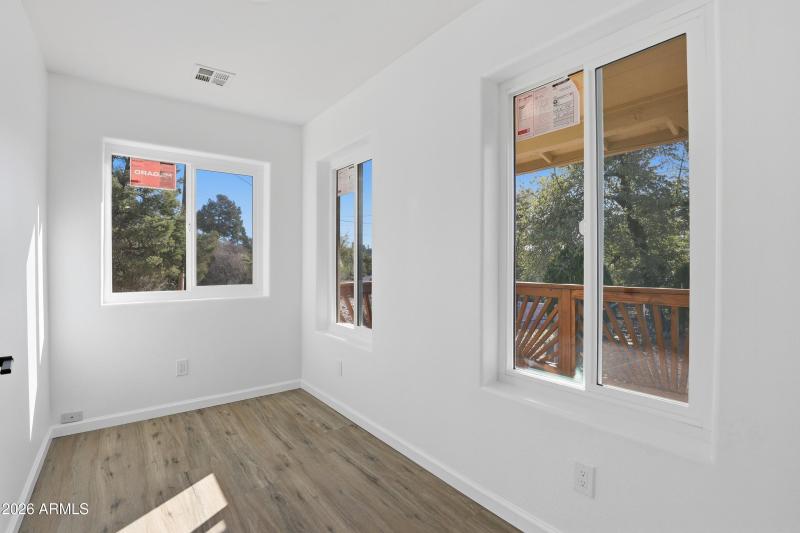 mls-414_Frontier_St_002