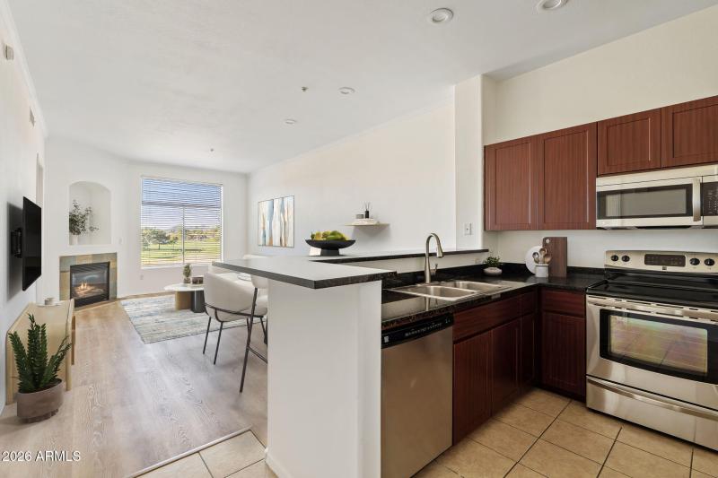 Kitchen w/ Breakfast Bar