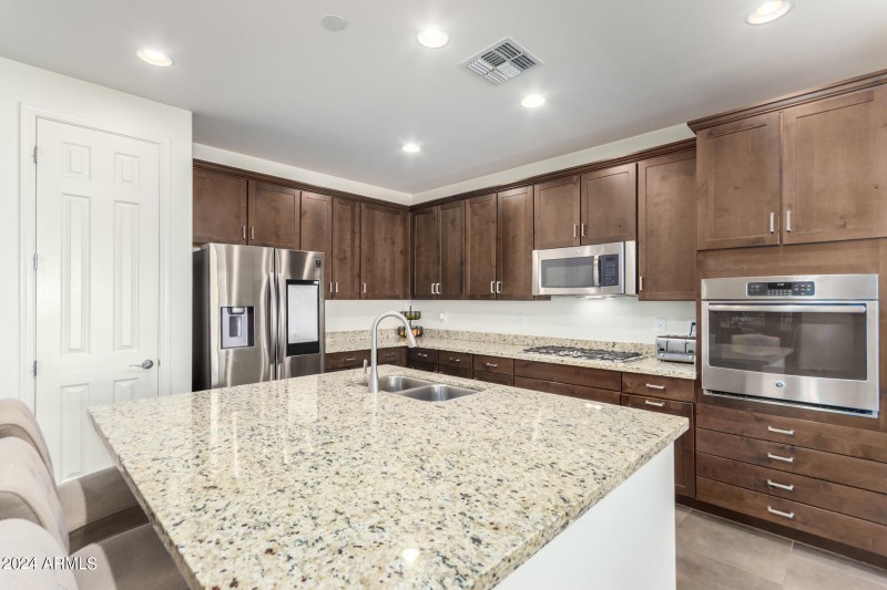 Gas cooktop, granite counters