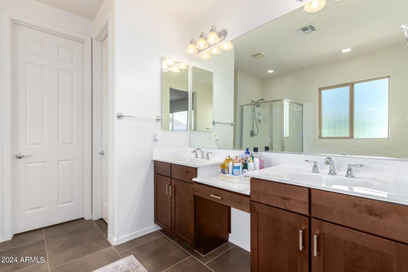 Double sinks in owners bath