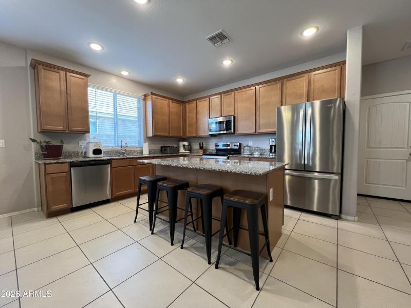 Kitchen w/42"upper cabinets