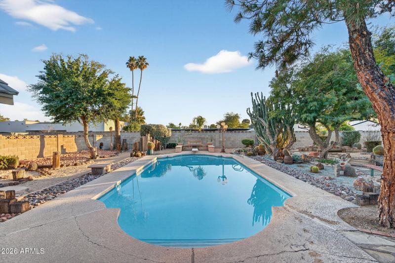 Huge sparkling dive pool