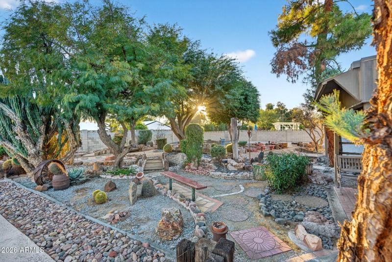 Large yard w/ fire pit area