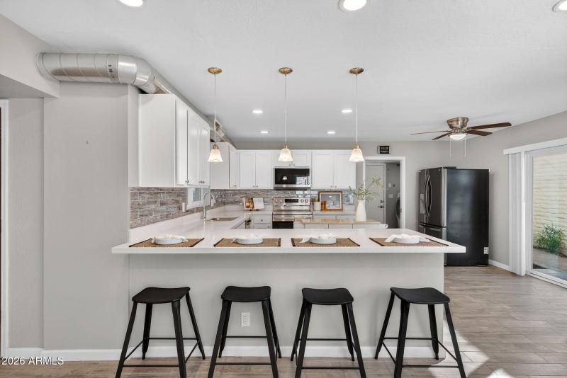 Kitchen – Island & Seating