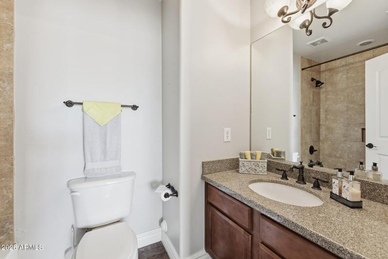 032-ensuite-bathroom