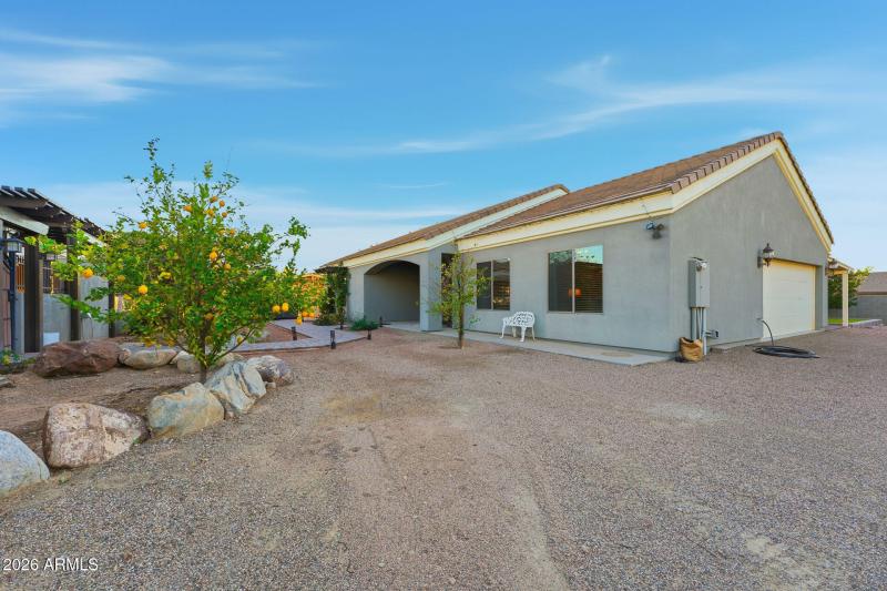 047-guest-house-front-exterior