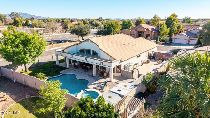 Beautiful backyard pool & spa