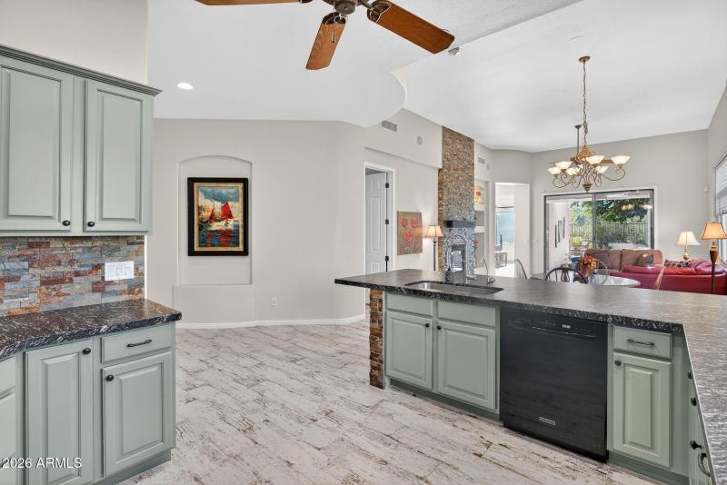 15-web-or-mls-02- E Eagle Crest Dr