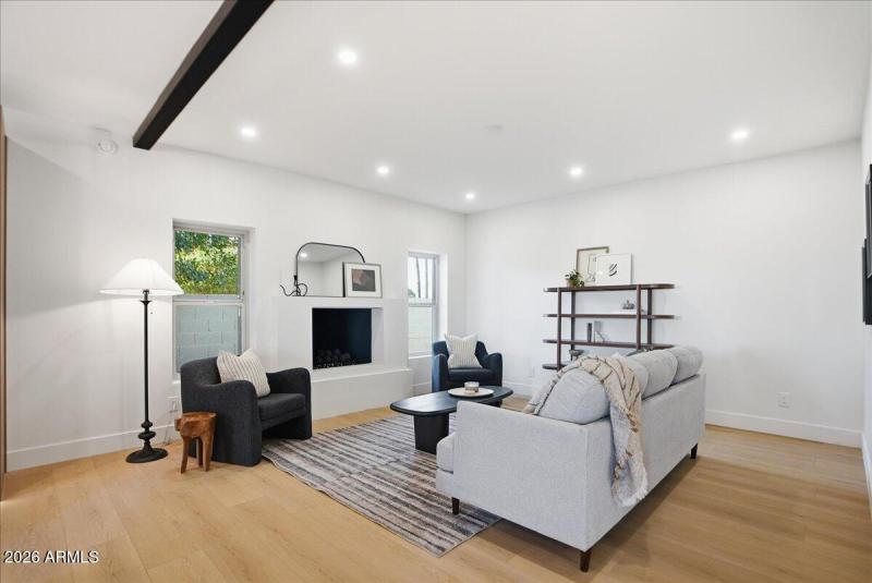 16-10555 E Bella Vista Dr_RedHogMedia