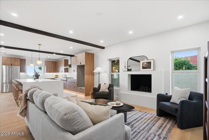 17-10555 E Bella Vista Dr_RedHogMedia