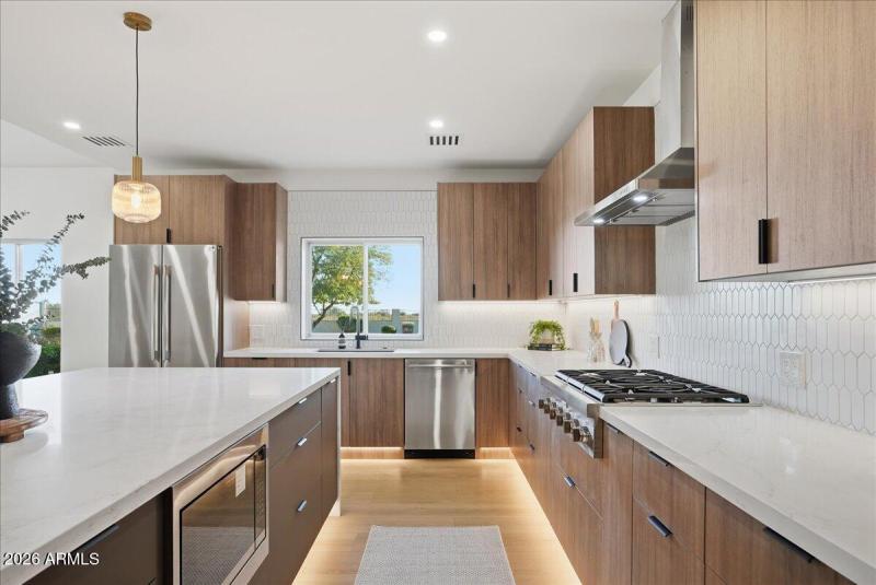 22-10555 E Bella Vista Dr_RedHogMedia