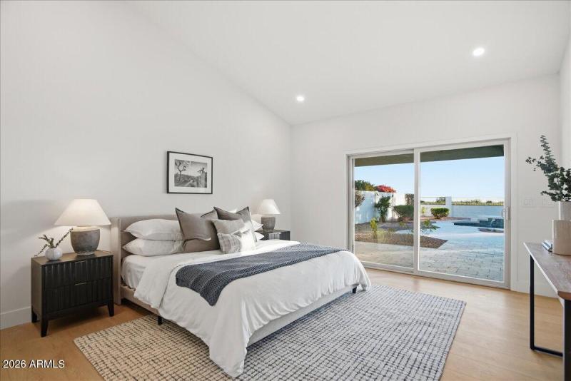 26-10555 E Bella Vista Dr_RedHogMedia