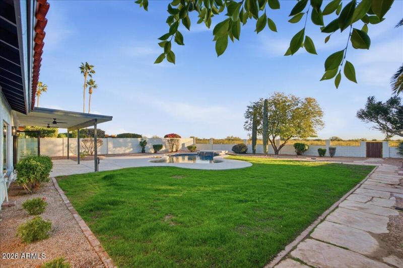 50-10555 E Bella Vista Dr_RedHogMedia