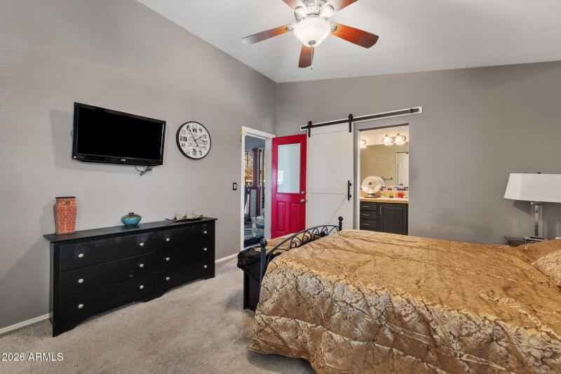 23-Primary Bedroom (3)