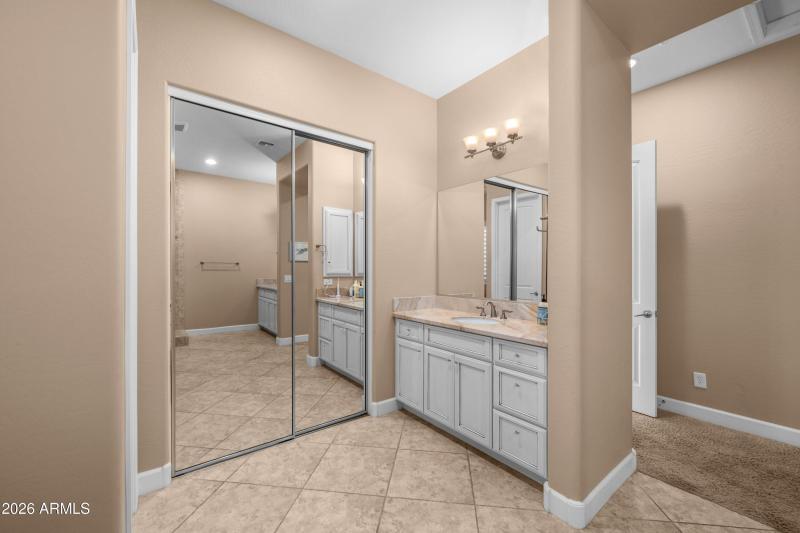 33-3738-E-Riopelle-Ave-32