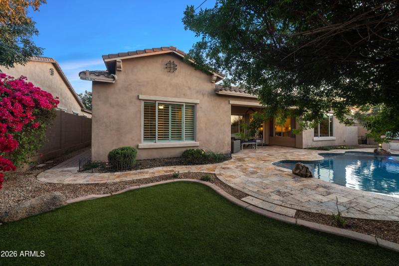 56-3738-E-Riopelle-Ave-55