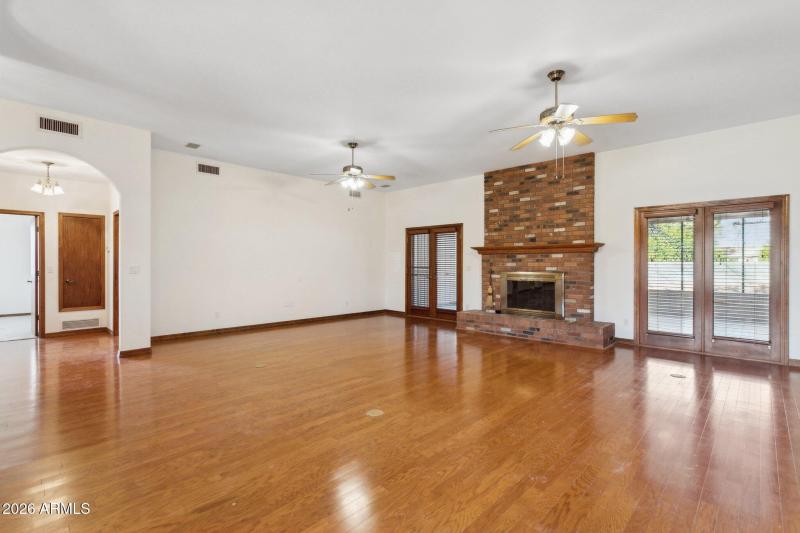 9-web-or-mls-7002-w-surrey-ave