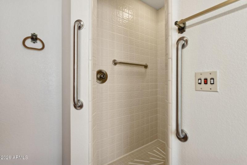 35-web-or-mls-7002-w-surrey-ave