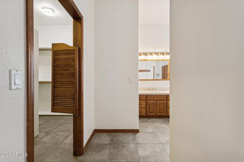 37-web-or-mls-7002-w-surrey-ave