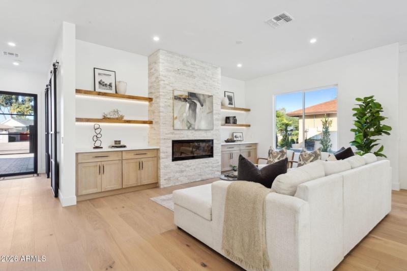 7-web-or-mls-5335-e-kelton-ln