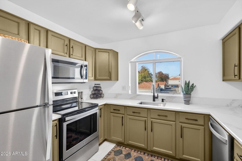 9-web-or-mls-06- N 52nd St unit