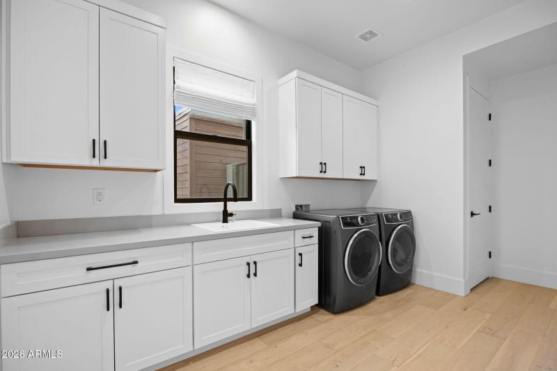 Laundry w/ Ample Storage